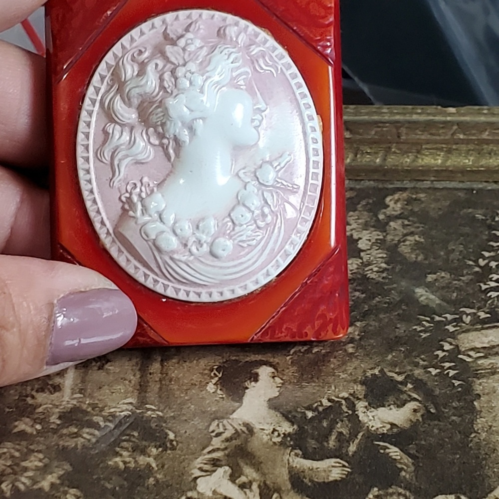 Vintage cameo brooch bakelite ?